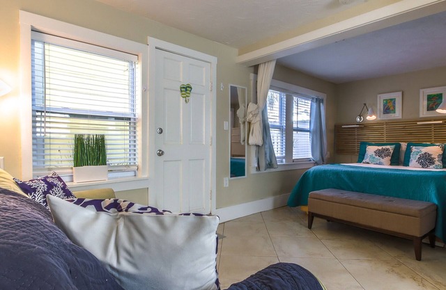 Newly Renovated Cozy Beach Bungalow in Famous Pass-a-Grille Beach, Fl.