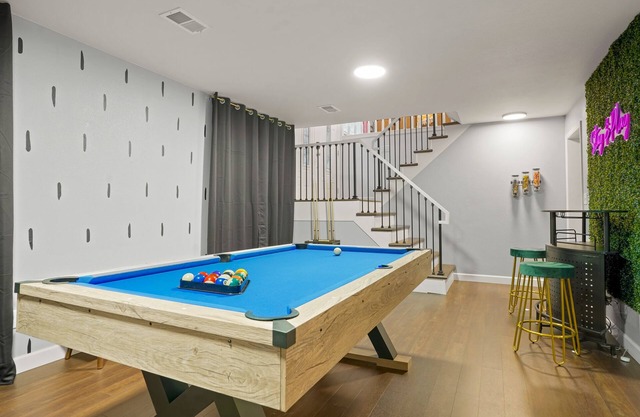 Stay & Play| Hot Tub & Game Room