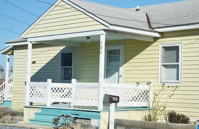 STAY SAFE in OC! Bayside Family Cottages walk to the beach and boardwalk .