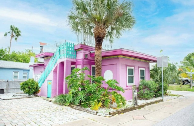Single family home with private beach access at HGTV's Sunburst Inn, sleeps up to 4