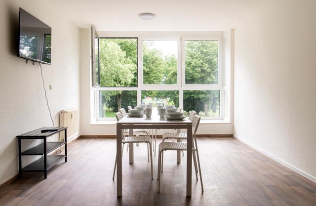Stay & Work - 6 single beds - central