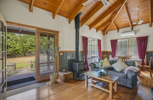 StayAU Conifer Cottage Lakeside Haven