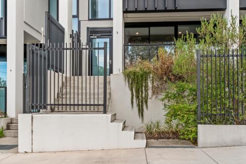 StayAU Modern 2BR Townhouse w/pool