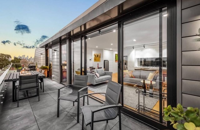StayCentral - East Brunswick Penthouse with Study - Gamble Street, Brunswick East - 1 Bedrooms, 1 Beds, 2 Bathrooms, 1 secure undercover parking spot.