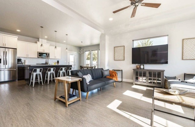 #StayinMyDistrict Modern & Stylish Meridian Home