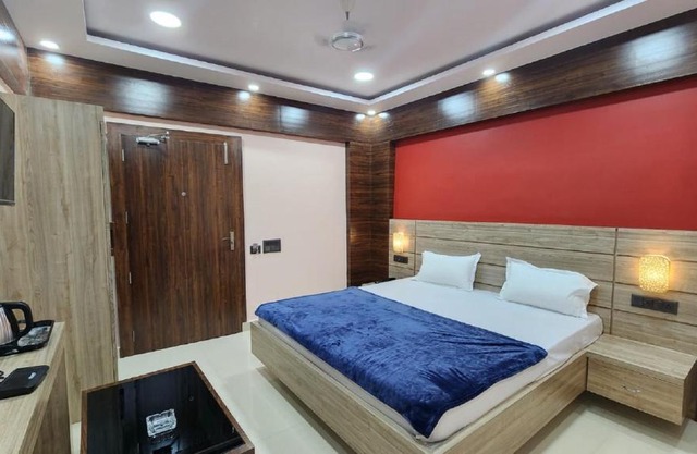 STAYMAKER Hotel Bhagwan - Only Indian Citizens Allowed