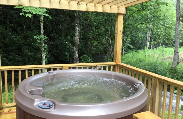 stayNantahala – Smoky Mountain Cabins and Luxury Yurts