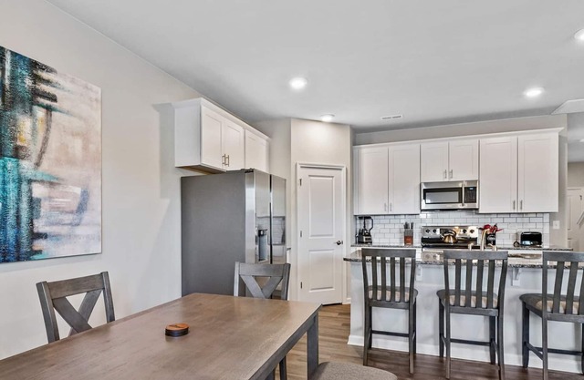 StaysByWalker™ Modern 2B/2.5B TownHome w/ Office ★ King Beds ★ Gym + Pool ★ Fenc