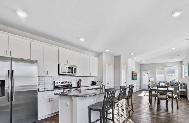 StaysByWalker™ Modern 2B/2B TownHome ★ King Beds ★ Gym + Pool ★ Fenced Yard (1