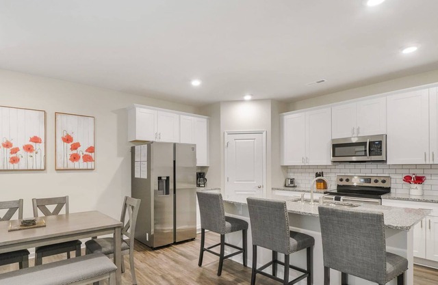 StaysByWalker™ Modern 2B TownHome W/ Office ★ King Beds ★ Gym + Pool ★ Fenced Ya