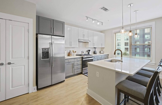 StaysByWalker 3BR Waverly - 1G WiFi/King Beds/Gym