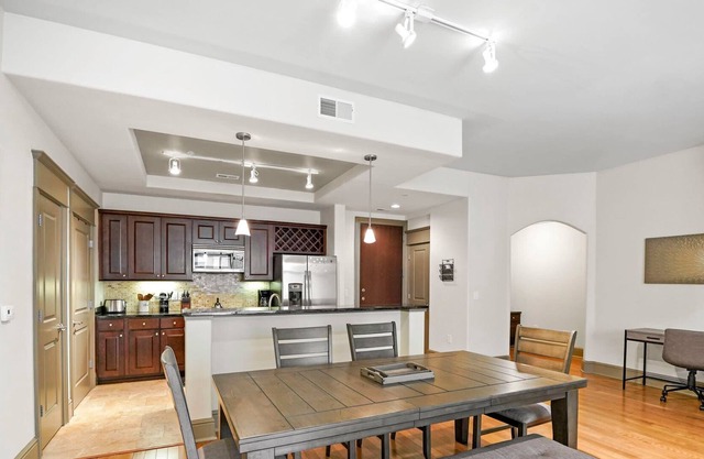 StaysByWalker™ SouthPark Lux 2BR ★ King Beds ★ Pool/Gym ★ Parking ★ Rooftop Pool