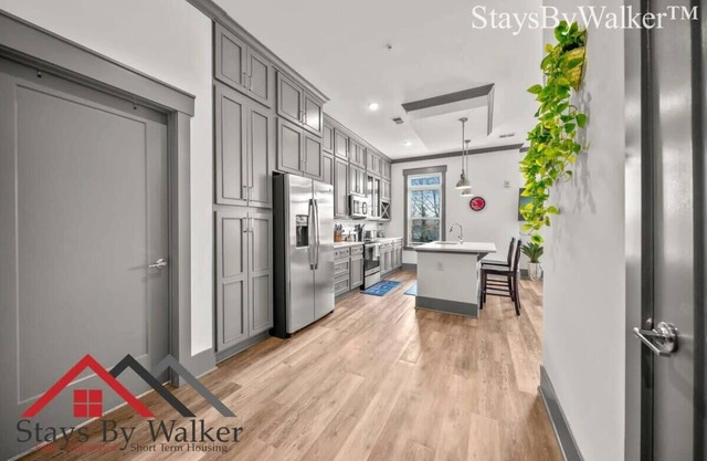 StaysByWalker SouthPark 2BR KingBed! Gym/Pool/Spa