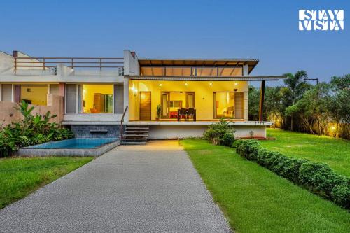 StayVista at Blisswood Villa with WiFi, AC, Pool