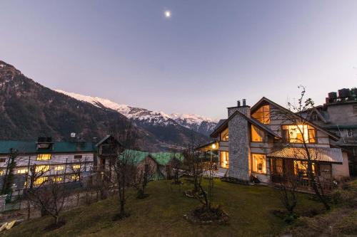 StayVista at Jodhpur House - 3 BR Pet friendly Cozy villa in Manali