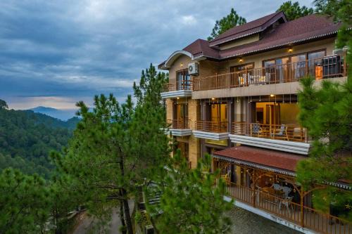 StayVista at Out Of The Woods with Sprawling view at Kasauli