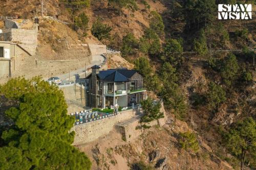 StayVista at Ridge of Twilight 4bhk Valley View Villa in Kasauli with Jacuzzi
