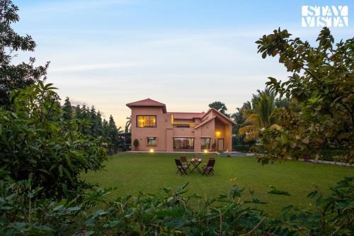 StayVista at Simply Beige with Jacuzzi, Wi-Fi, BBQ