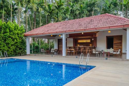 StayVista at Tall Silver with Infinity Pool & Breakast