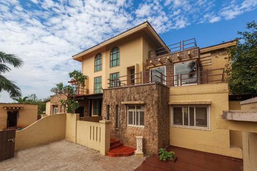 StayVista's The Happy Hive - Cozy rooms and a pool for a delightful stay