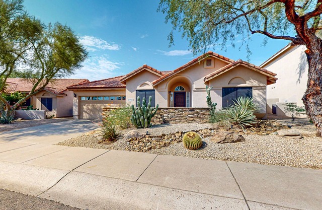 Step-free, dog-friendly home with pool, hot tub & grill