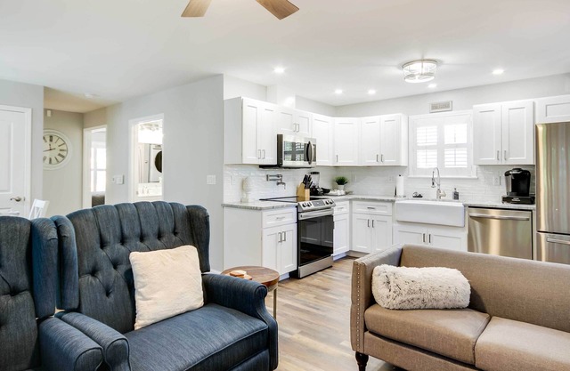 Step-free Home w/ Fire Pit - 3 Miles to Usc!