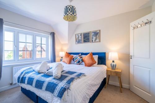 Step Into the Past, Stay for the Memories, Historic 3-Bed Retreat near Monmouth Castle, Sleeps 5, Parking & Wi-Fi