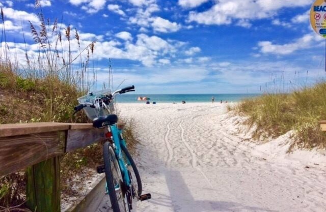 Pass-a-grille Beach House Wi-fi, vélos personnels, terrasse, barbecue et étapes à la plage