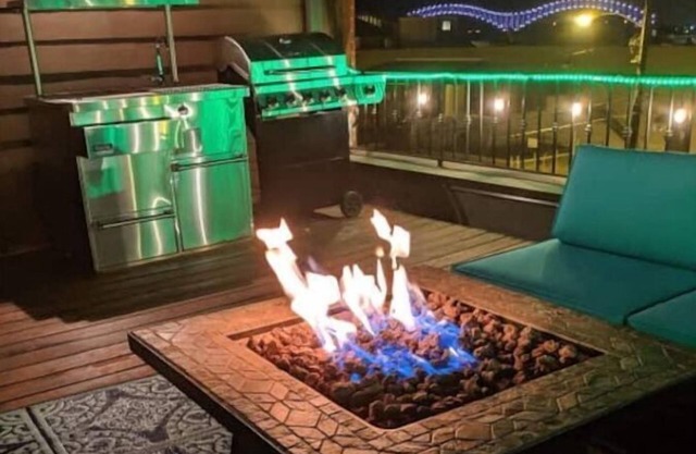 Steps 2 Nightlife Rooftop Deck View Private Garage