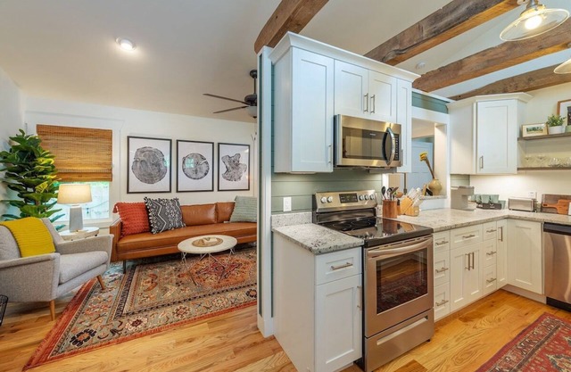 Steps Away Cottage - Hot Tub, Fire Pit, Downtown