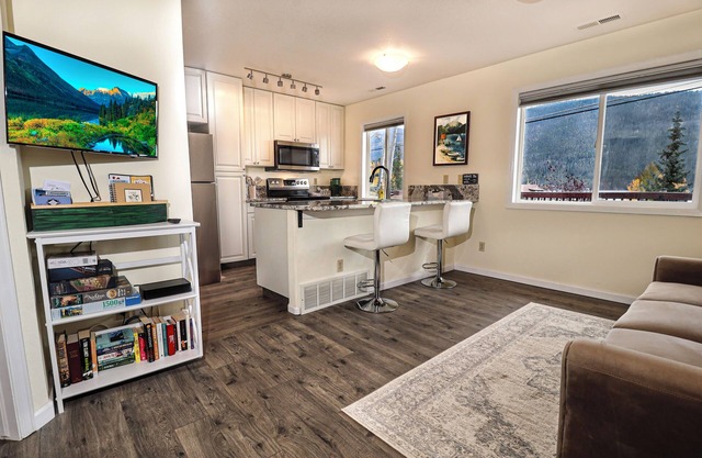 Pet friendly 1-bedroom apartment in the heart of Grand Lake!!