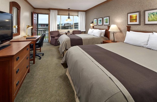 Steps Away from the Ocean! 4 Relaxing Units Along Highway 101 | Outdoor Pool