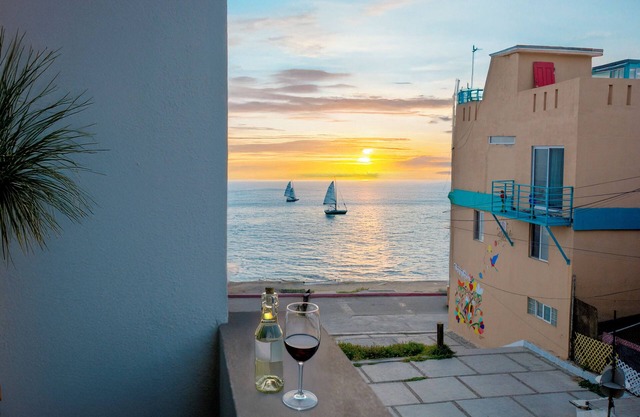 Steps from beach chic & modern1BD apt