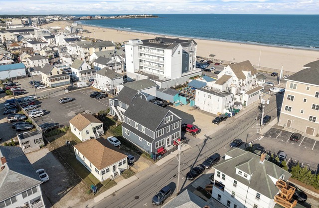 Steps from Hampton Beach and all entertainment! 2 bedrooms, pet friendly!