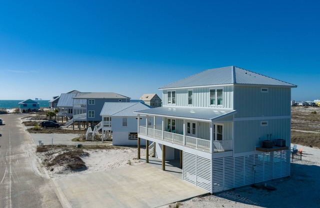 HGTV home/Private pool/steps from private beach