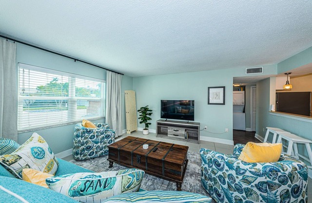 Steps from the Beach. Charming Beach Apartment Sleeps 4