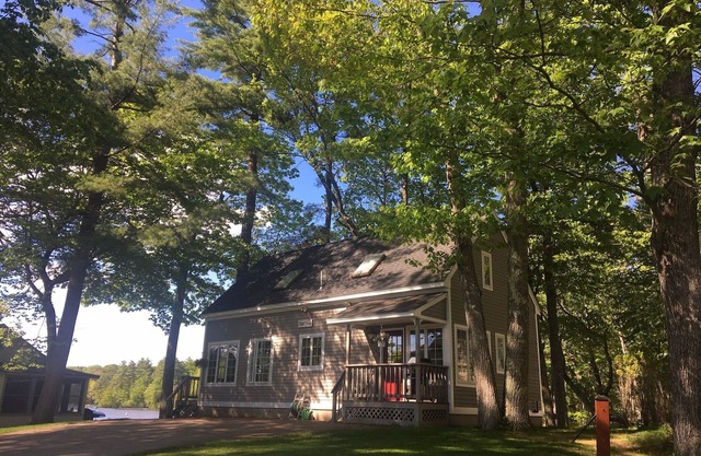 Pas de la plage sur le bassin du lac Sebago