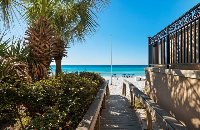Steps from the Beach, Pet Friendly!!