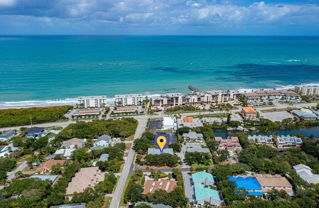 STEPS FROM THE BEACH! RELAXING Beach Townhouse Getaway! King size bed
