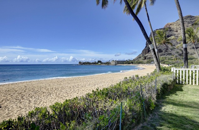Pas de la plage de sable de Charme Cottage face Situé sur Makaha Surf Plage