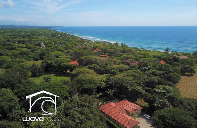 Villa de vacances 6-Bd avec piscine dans une communauté fermée. Étapes vers un spot de surf légendaire