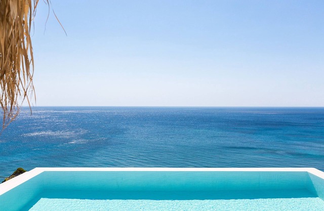 À distance de marche de la plage, vue sur la mer éblouissante et piscine à débordement chauffée!