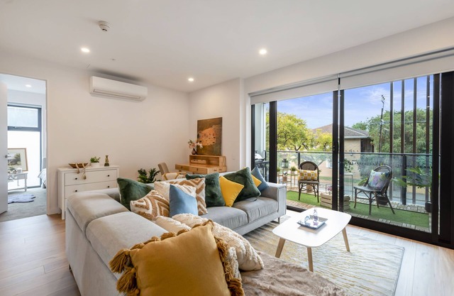 Steps to City/ Chic 2-B2b Oasis with Parking