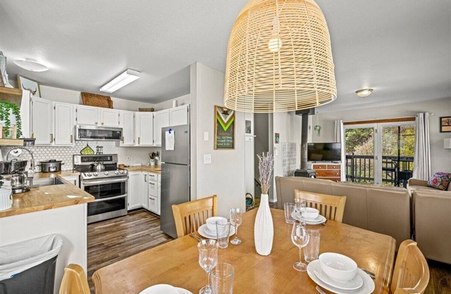 Steps to Hot Springs, Shops, & Trails / 2BR Fiber