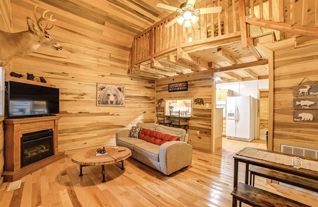 2 Mi to Kentucky Lake: Cozy Cabin w/ Deck!