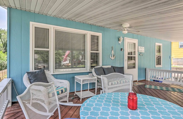 Steps to Lake: Cheerful Camdenton Cottage!