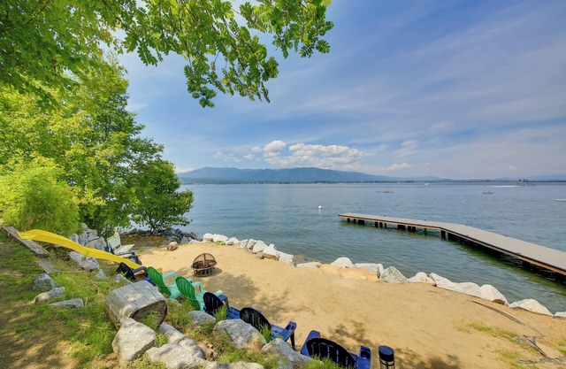 Bright Sagle Home sur le lac Pend Oreille - 7 couchages!