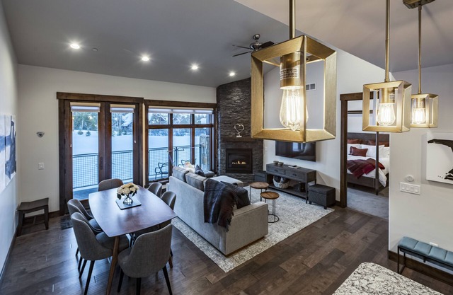 :: NOUVELLE LISTE :: Condo de luxe avec vue sur la montagne> Condo neuf, année de construction 2018