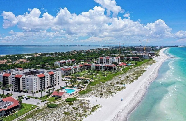 Steps to private beach and Gulf Coast Florida sunsets!!