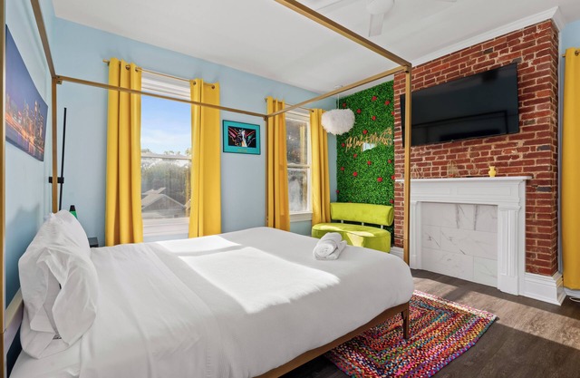 12 min to Derby! 9 ppl- Walk to Nightlife, Shops, & Restaurants